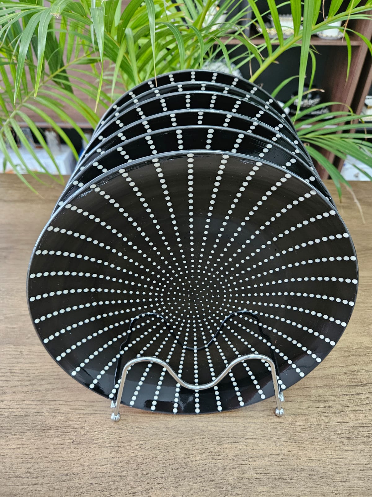dotted plates black
